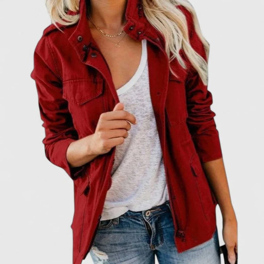 Veste femme noire cintrée, col revers. Tendance et chic, parfaite pour les tenues de printemps et d'automne élégantes.
