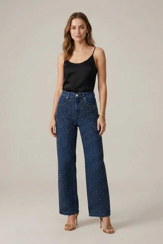 Pantalon femme en denim coton coupe droite, orné de strass brillants. Style élégant et décontracté.