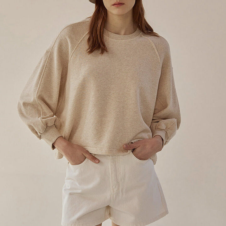 Pull femme chic à manches ballon courtes. Ce pull court moderne offre élégance et confort pour votre garde-robe.