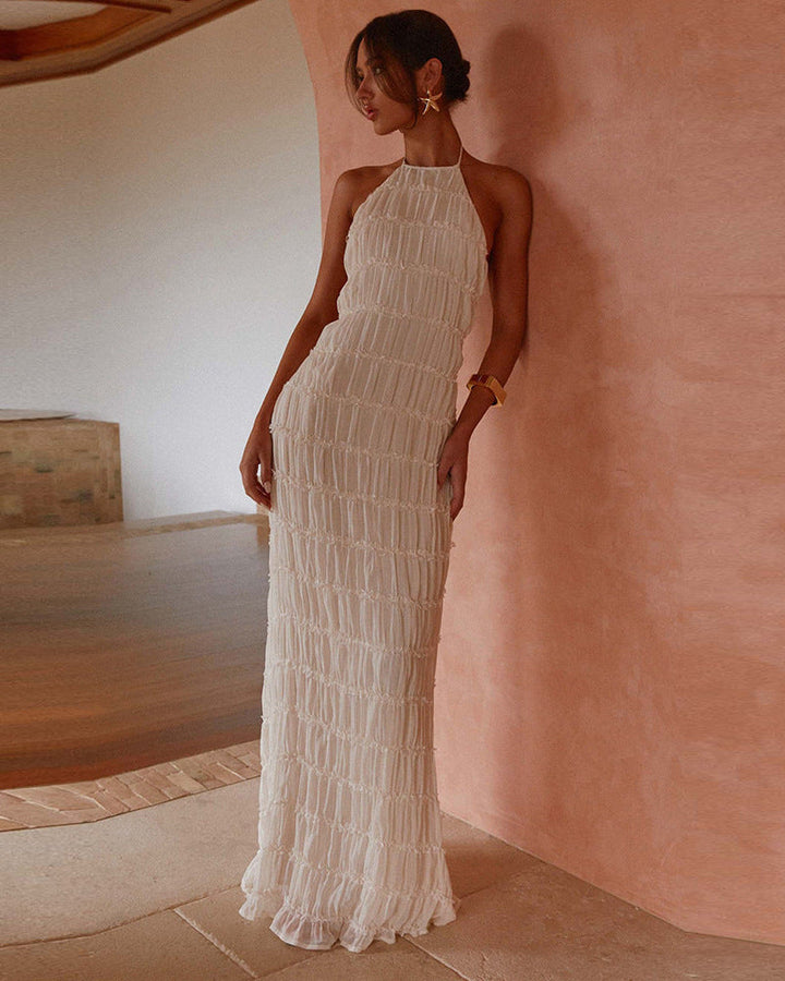 Robe maxi femme plissée élégante, col halter et dos nu. Parfaite pour soirée d'été ou occasion spéciale.