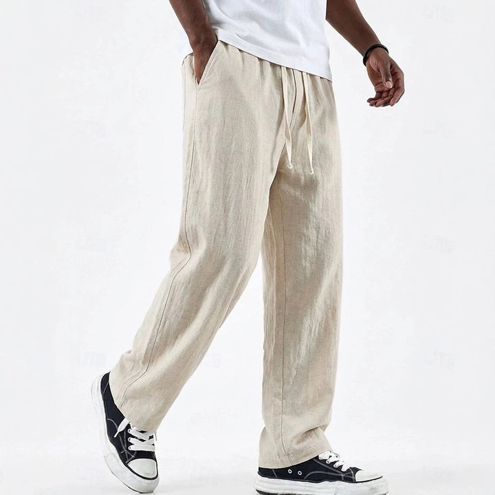 Bas homme large décontracté avec taille à cordon, un vêtement essentiel pour un look casual printemps-été.