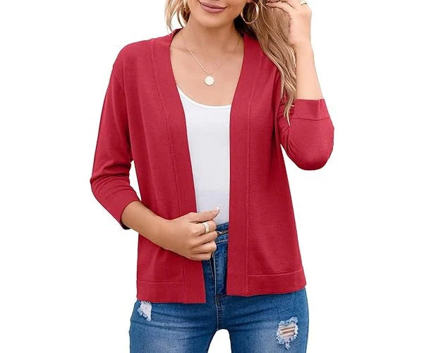 Cardigan femme élégant à coupe courte ouverte. Idéal pour une superposition chic et légère en mode automne-hiver.