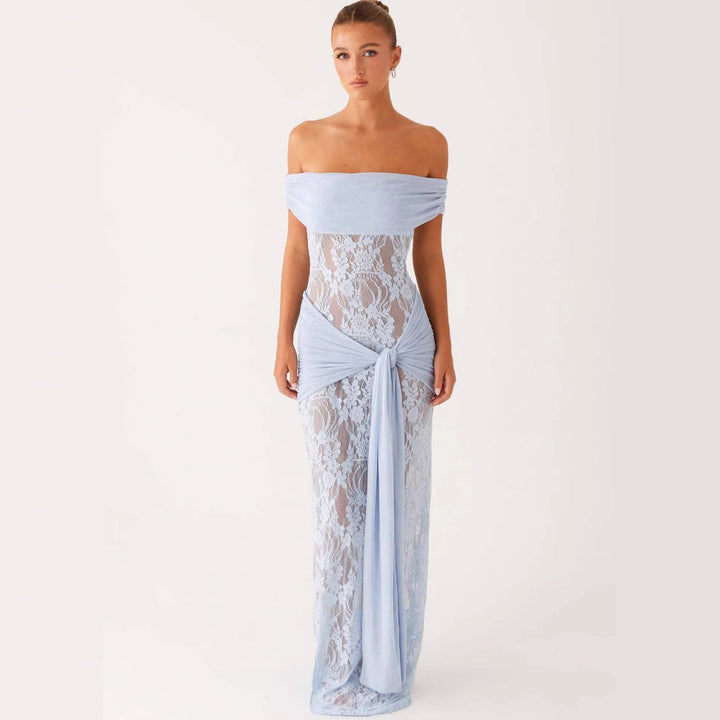 Robe fourreau femme élégante en dentelle découpée noire, parfaite pour une soirée chic et ajustée.