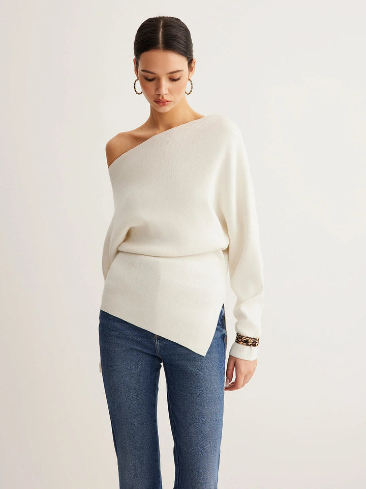 Vue détaillée: pull femme uni moderne, épaules dénudées, tricot doux.