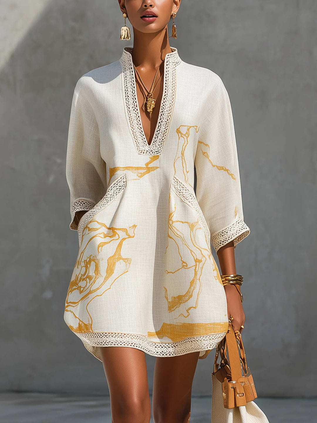 Robe mini décontractée femme col V dentelle, manches 3/4. Style féminin parfait pour l'été.