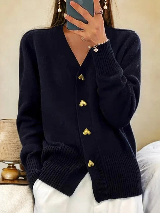 Cardigan long femme élégant, col V, avec boutons décoratifs cœur. Idéal mode automne-hiver.
