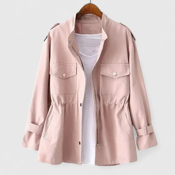Trench femme ajusté et élégant, votre allié chic pour la ville, parfait pour le printemps/automne.