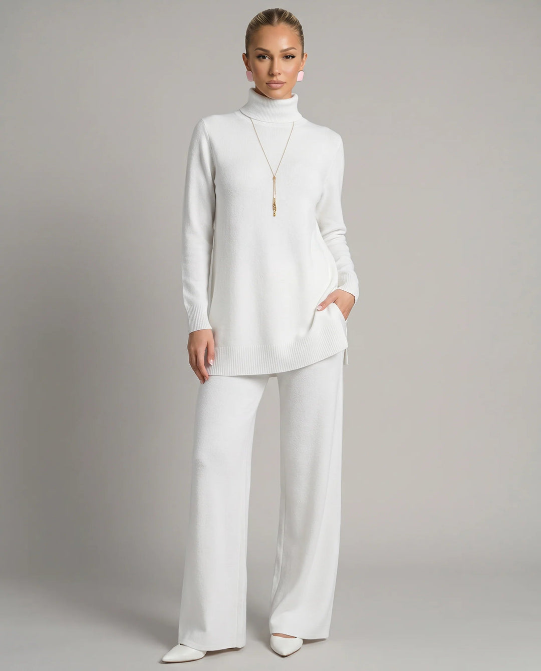 Ensemble deux pièces femme en maille, coupe décontractée, pantalon large. Tenue élégante et confortable.