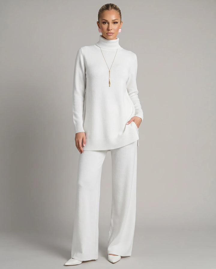 Ensemble deux pièces femme en maille, coupe décontractée, pantalon large. Tenue élégante et confortable.