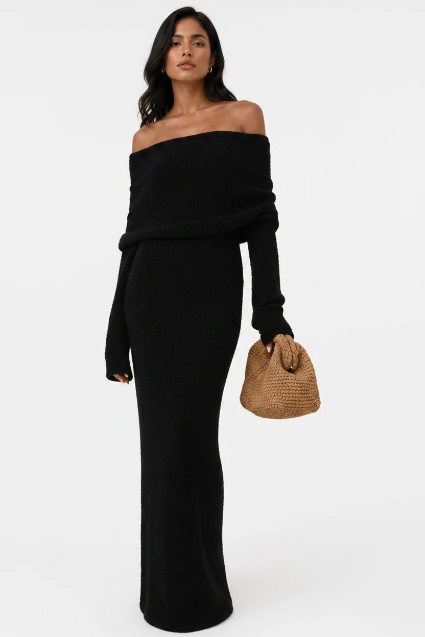 Tenue de soirée chic: robe maxi fluide femme avec épaules dénudées et manches évasées, idéale pour l'été.