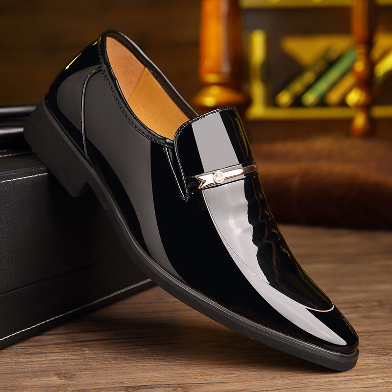 Chaussures homme slip-on modernes, mocassins brillants avec barrette métal. Idéal pour soirées ou mariages.