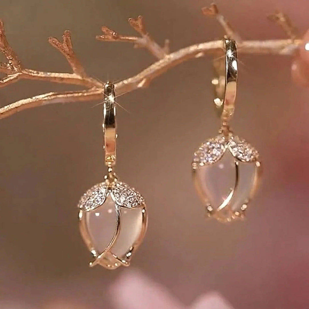 Élégantes boucles d'oreilles femme dorées en forme de tulipe, ornées d'opale et de motif floral.