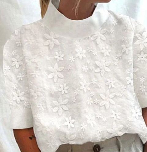 Veste pull-over femme blanche brodée, style élégant et décontracté. Idéale pour un look raffiné au quotidien.