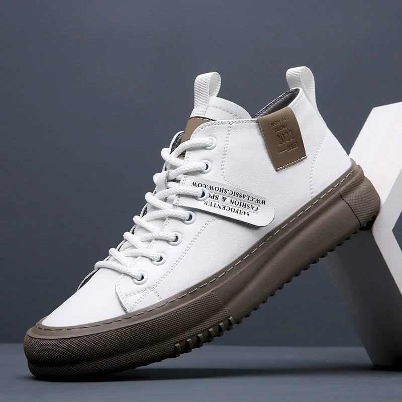 Baskets homme mi-montantes confortables, parfaites pour un usage quotidien en ville. Style décontracté et élégant.