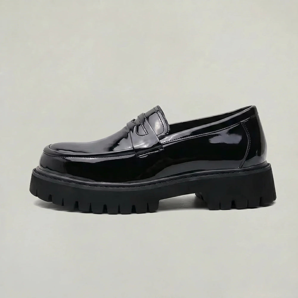 Chaussures mocassins homme confortables avec semelle plateforme rehaussée, design slip-on moderne, couleur noire.