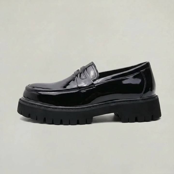 Chaussures mocassins homme confortables avec semelle plateforme rehaussée, design slip-on moderne, couleur noire.