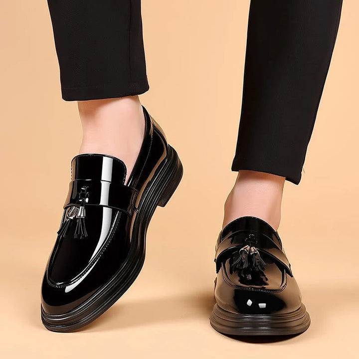 Mocassins noirs élégants pour hommes, style classique intemporel, confort flexible pour look formel ou décontracté.