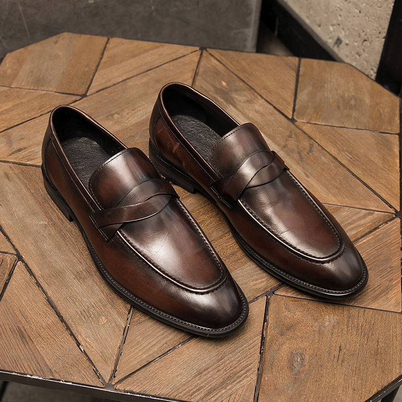 Mocassins homme slip-on classiques et élégants en cuir, parfaits pour le bureau ou un look décontracté.