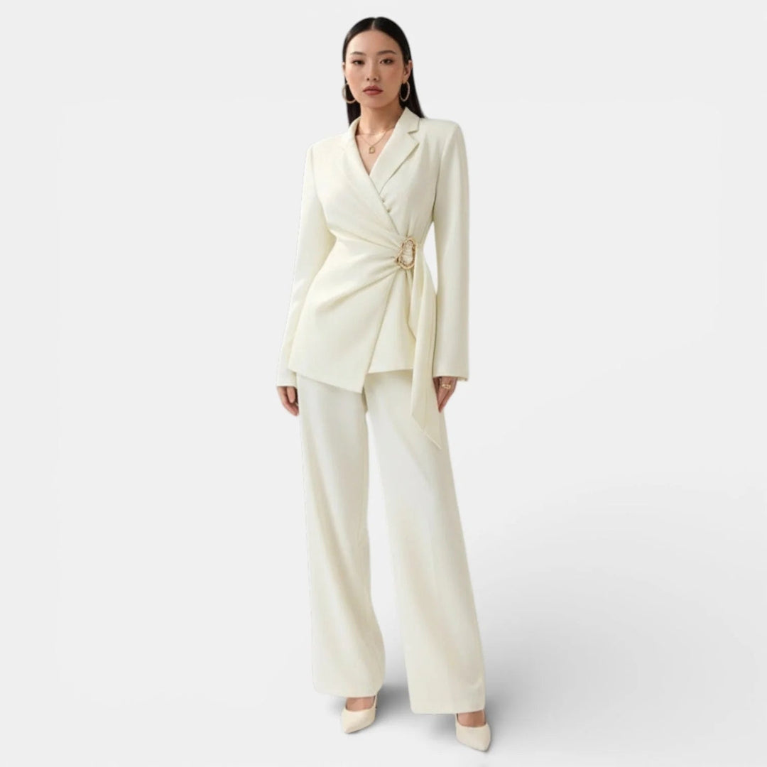 Ensemble tailleur femme élégant : blazer croisé et pantalon large fluide, idéal pour le bureau ou mode chic.