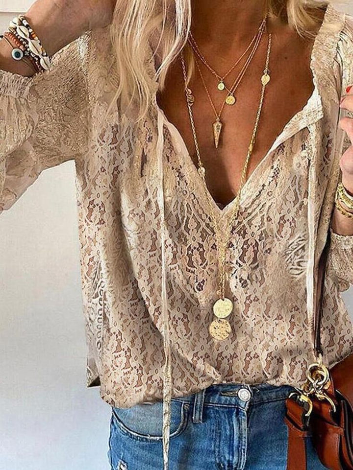 Top femme à motifs ajourés et manches longues. Vêtement élégant et polyvalent pour tenue quotidienne.