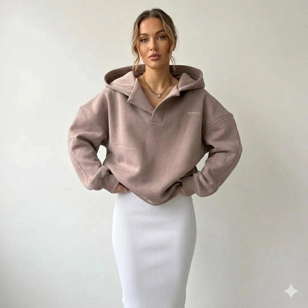 Femme en sweat à capuche oversize décontracté, look mode ample parfait pour la détente et le confort.