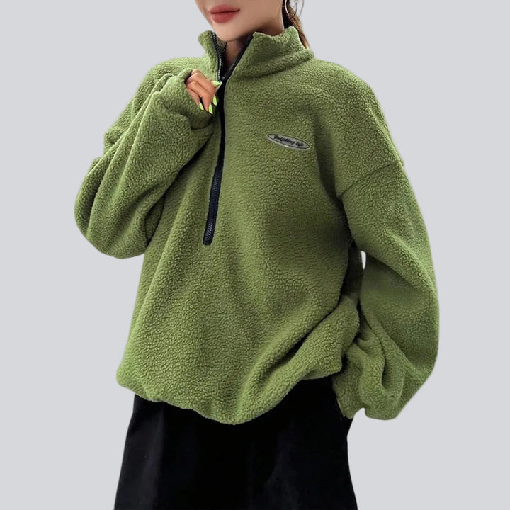 Sweatshirt femme ample et confortable avec col à cordon, parfait pour un style décontracté chic en automne hiver.