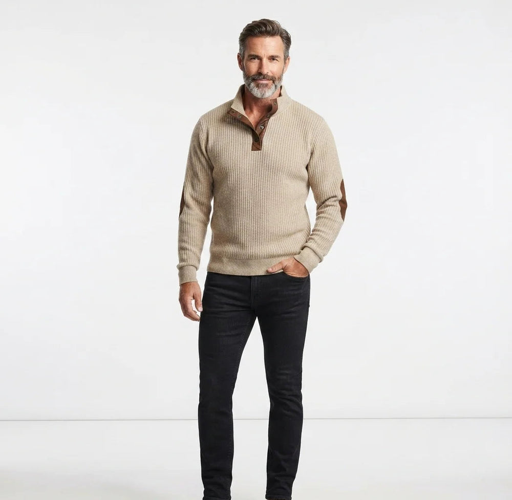 Détail du col montant élégant et de la texture confortable de ce pull homme décontracté pour l'hiver.