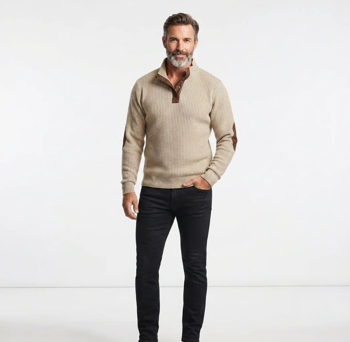 Détail du col montant élégant et de la texture confortable de ce pull homme décontracté pour l'hiver.