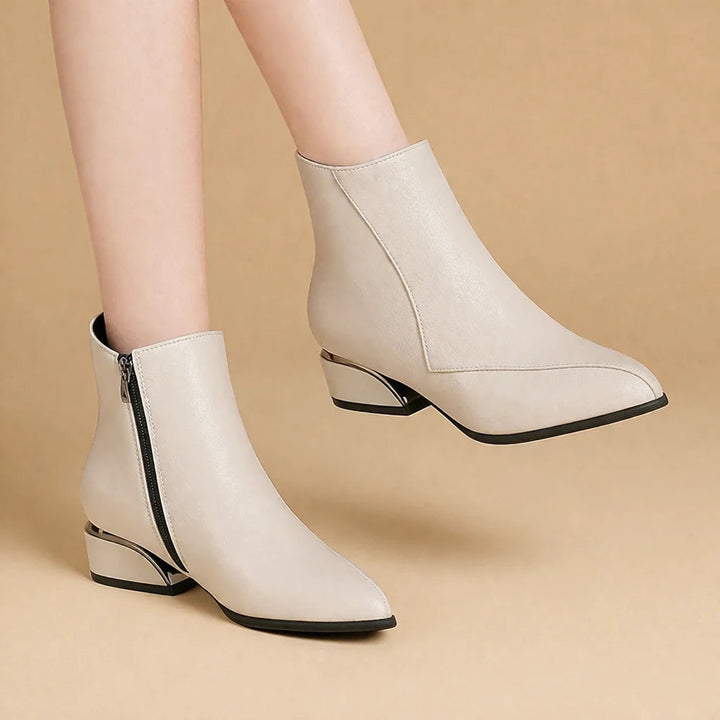 Bottine femme élégante noire à talon bloc moyen, idéale pour le confort quotidien automne-hiver. Style chic et moderne.