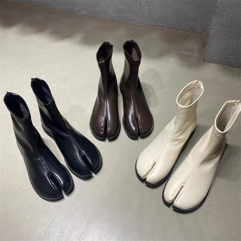Chaussures bottes femme hiver, look rétro avec bout séparé distinctif et zip dorsal, idéales pour un style chic.
