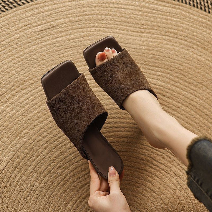 Sandale mode femme à talon carré marron, design bout carré pour une élégance moderne et polyvalente.