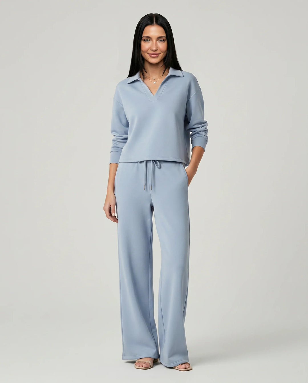 Ensemble femme deux pièces décontracté avec haut col V et pantalon large. Confortable et tendance.