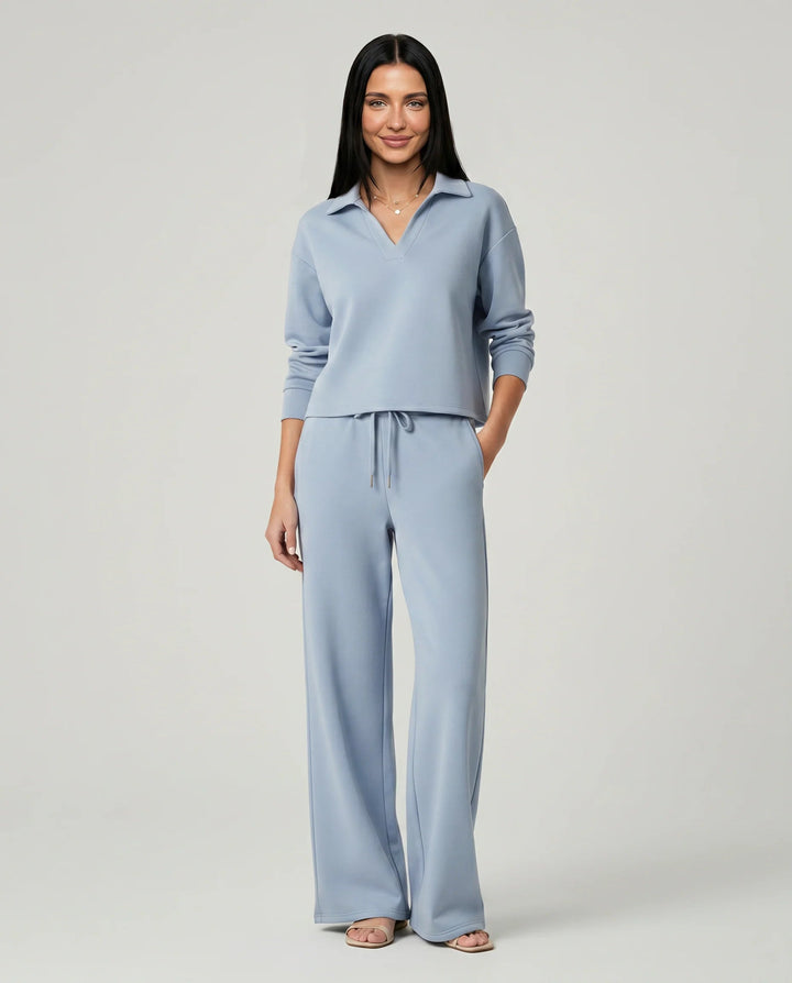 Ensemble femme deux pièces décontracté avec haut col V et pantalon large. Confortable et tendance.