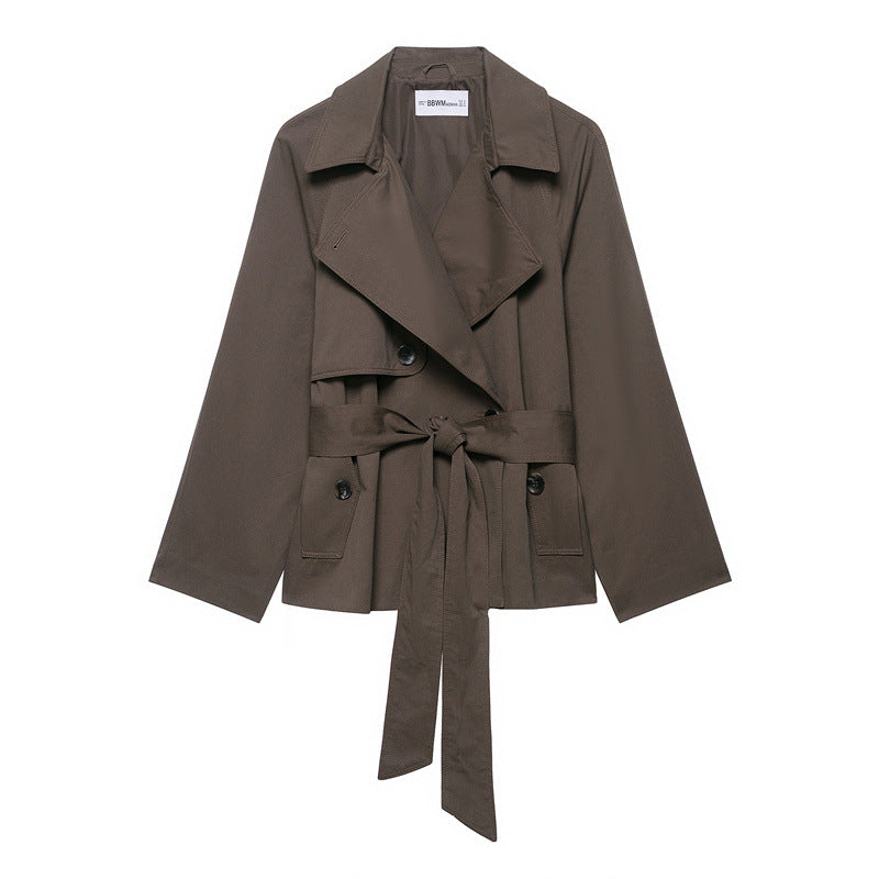 Manteau femme coupe-vent ceinturé marron à revers. Style moderne et chic pour printemps/automne.