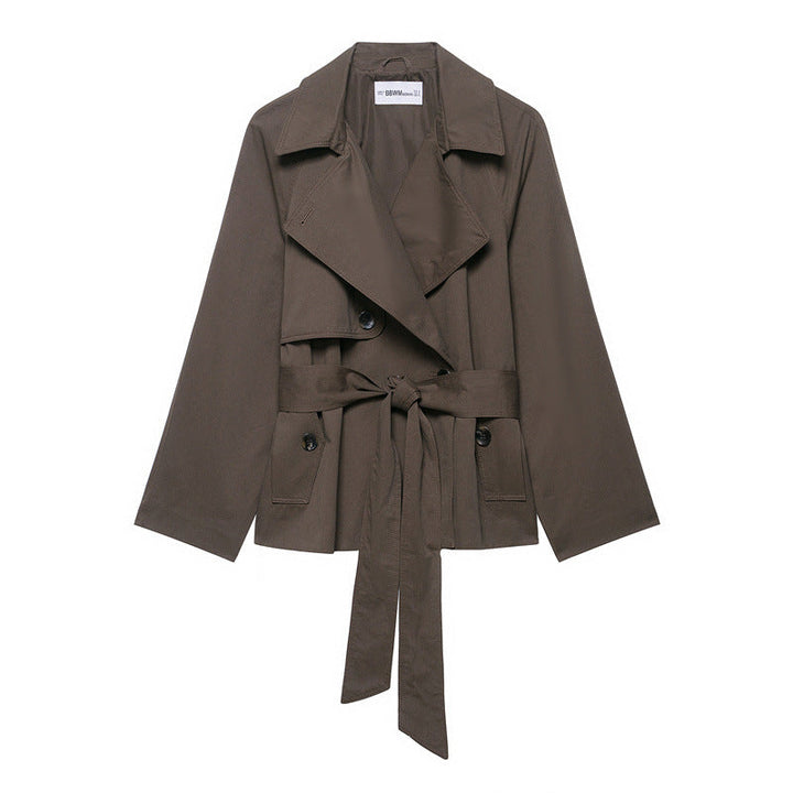 Manteau femme coupe-vent ceinturé marron à revers. Style moderne et chic pour printemps/automne.