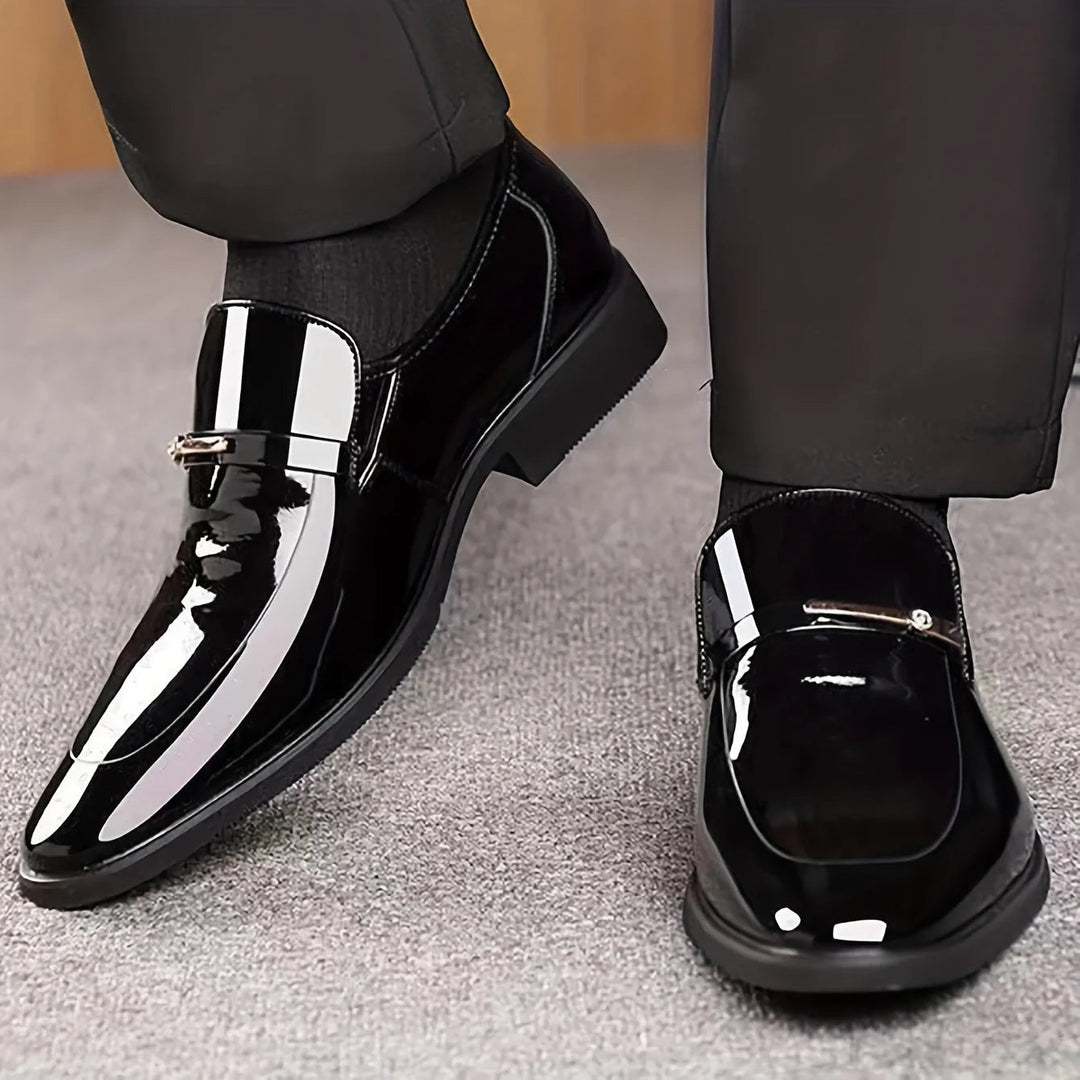 Mocassins homme noirs vernis à bout pointu, élégants pour un style habillé ou formel sophistiqué.