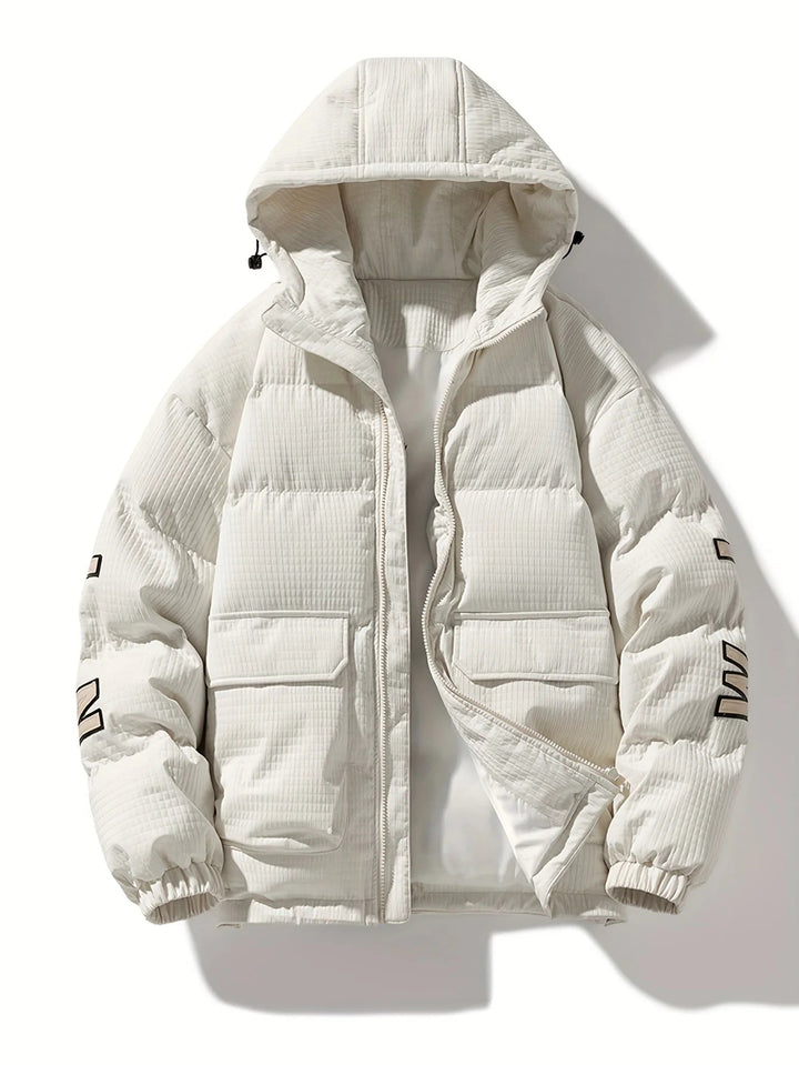 Manteau d'hiver matelassé noir pour homme, capuche intégrée, chaleur et look urbain moderne.
