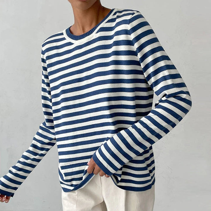 Pull femme rayé décontracté et mode, avec manches longues pour un style automnal moderne.