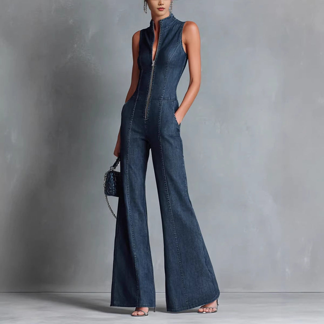 Combinaison femme marine élégante, coupe ajustée, col montant, sans manches. Parfaite pour une tenue chic.
