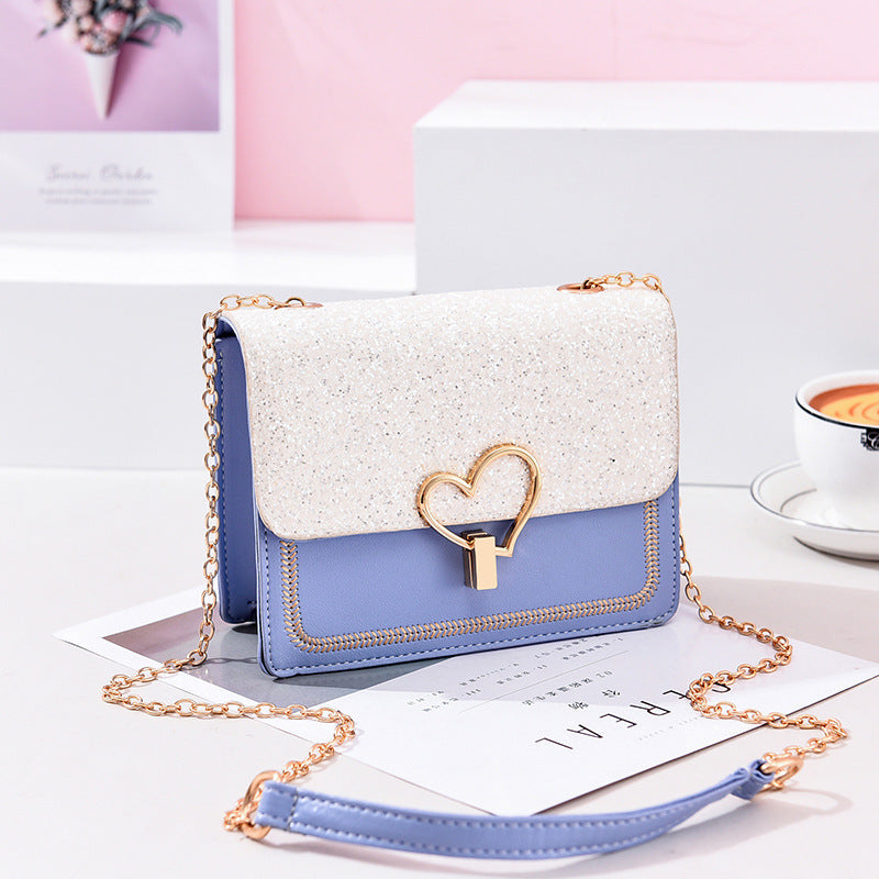 Élégant petit sac bandoulière chaîne, parfait pour un style urbain et minimaliste. Accessoire quotidien polyvalent.