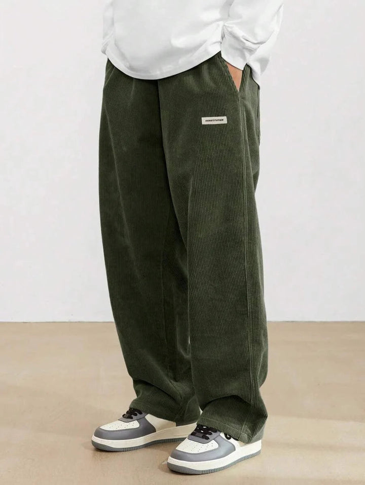 Pantalon homme large noir décontracté à cordon. Idéal pour un style moderne, confortable et une tenue quotidienne facile.