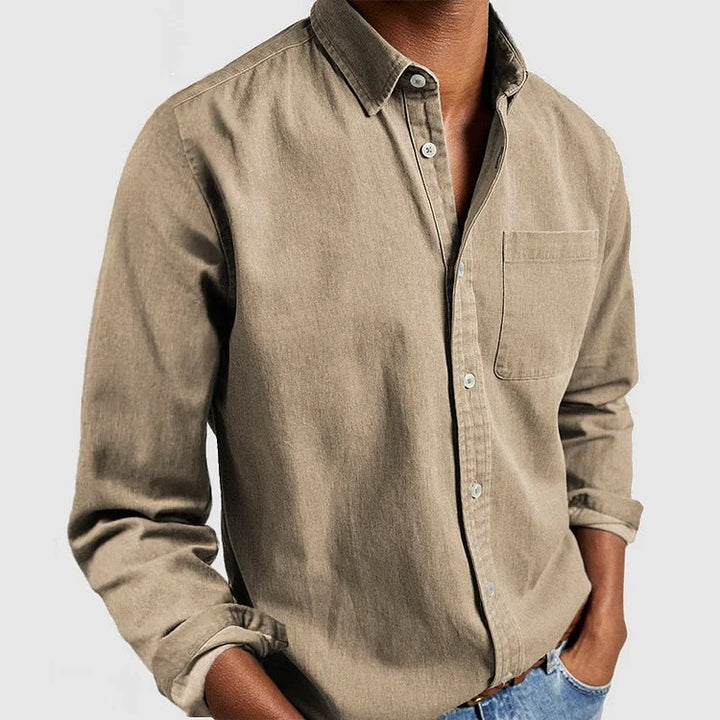 Détail de la chemise homme ajustée: col classique et manches longues. Un vêtement essentiel masculin raffiné.