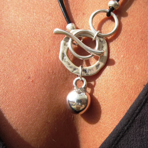Magnifique collier cercle vintage en argent sterling pour femme. Un accessoire raffiné et un cadeau idéal.