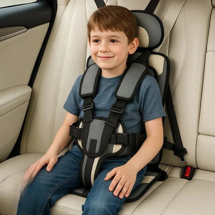 Siège de sécurité auto léger et pliable, conçu pour le confort des enfants en voyage.