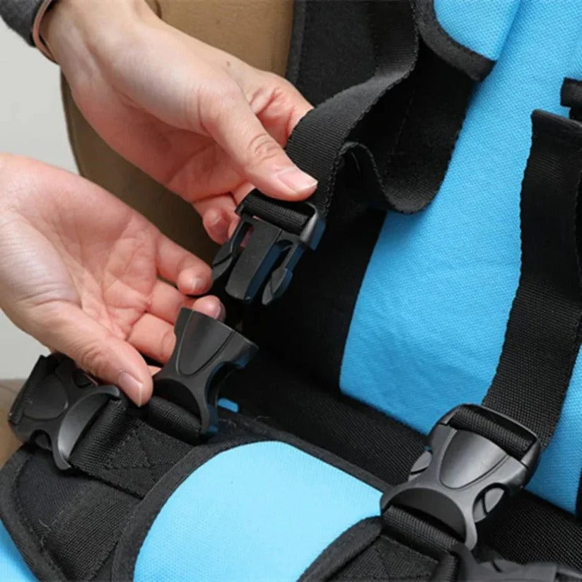 Siège enfant compact, idéal pour les familles en voyage, assure la sécurité auto.