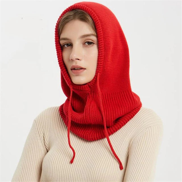 Accessoire d'hiver femme: bonnet à capuche en cachemire doux, tricoté pour chaleur et mode.