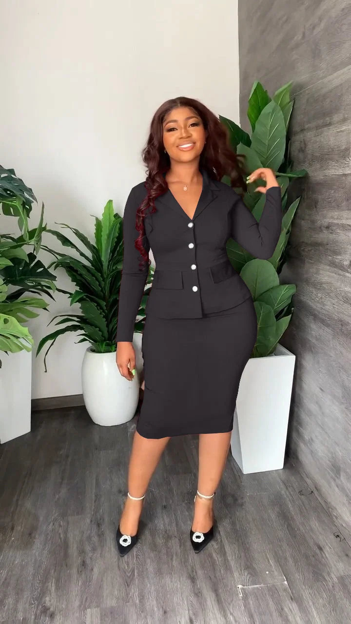 Tenue professionnelle femme, tailleur jupe cintrée chic pour le travail en entreprise.