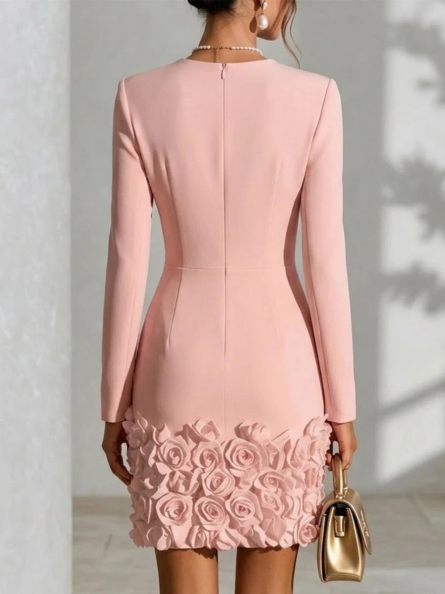 Robe de soirée fourreau femme sophistiquée, détails fleurs 3D. Parfaite pour événements formels.