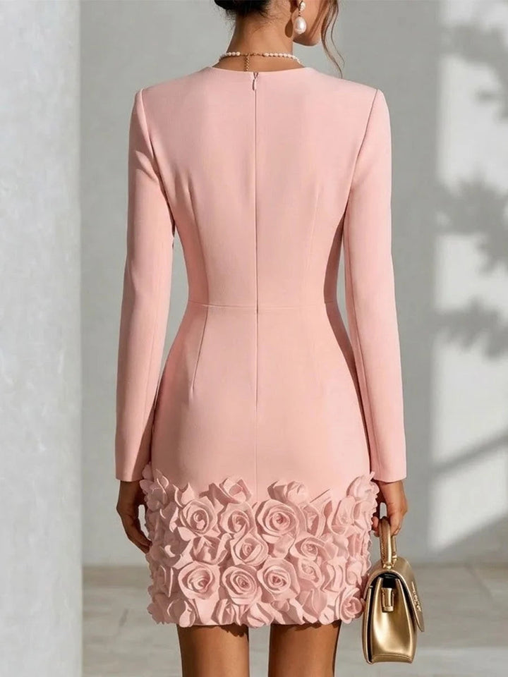 Robe de soirée fourreau femme sophistiquée, détails fleurs 3D. Parfaite pour événements formels.