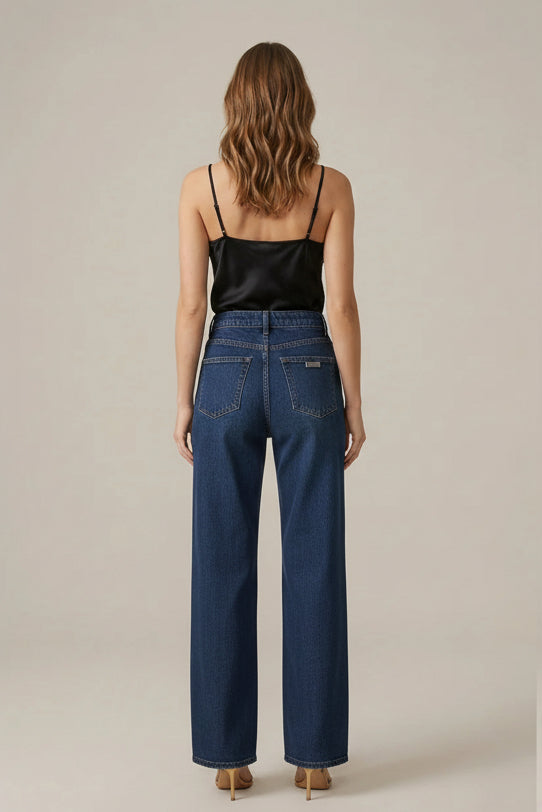 Bas femme en denim avec strass. Pantalon coton coupe droite pour un look chic et confortable.
